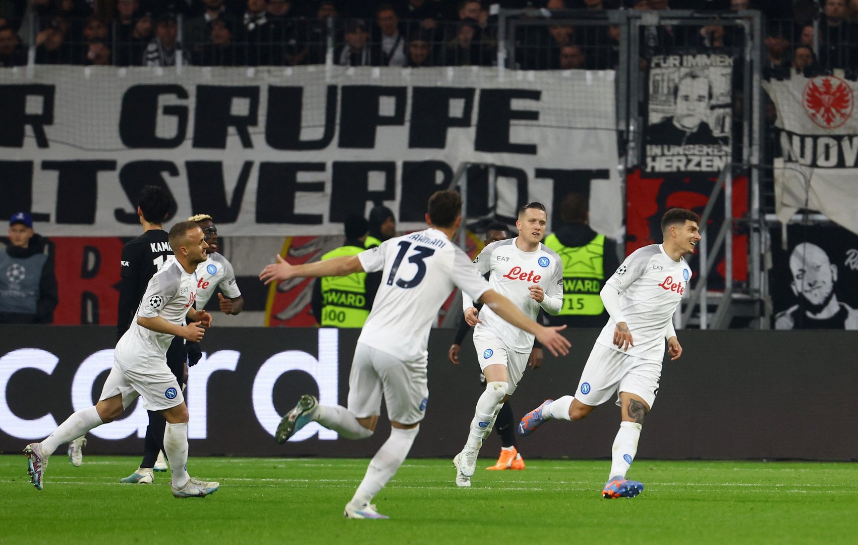 image Napoli power past 10-man Frankfurt