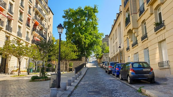image Paris man fires shots from balcony, police cordon off area