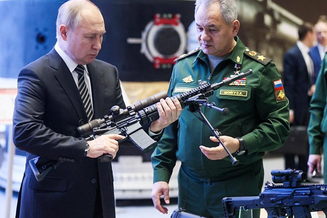 image Putin tells FSB security service to raise game against West