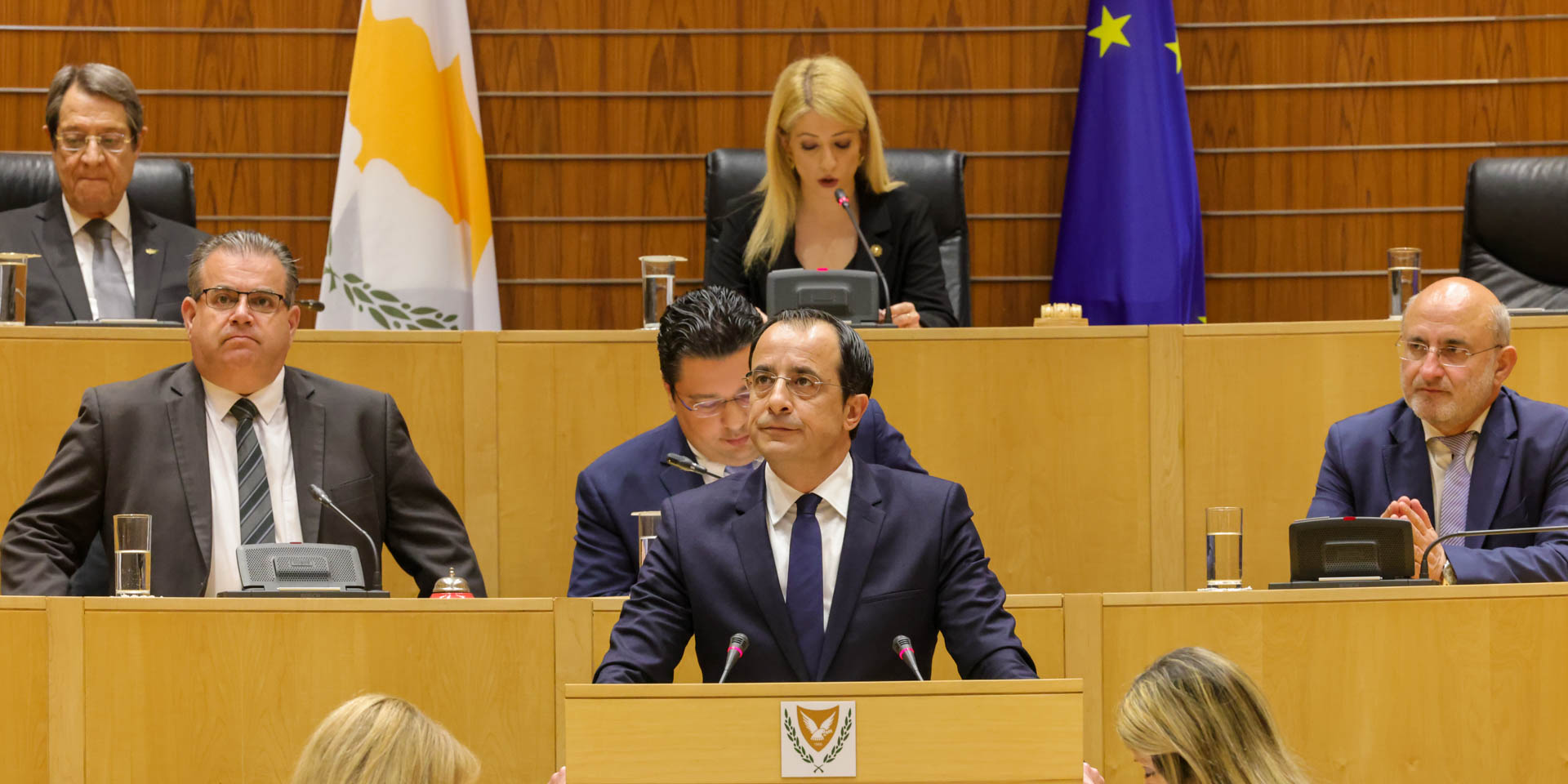 image New president sworn in, pledges to make people&#8217;s lives better (update 2)