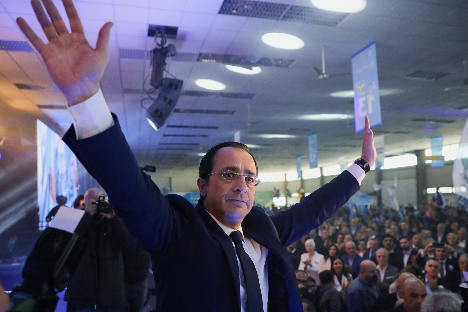 image Tales from the Coffeeshop: All bets on for next week’s election duel