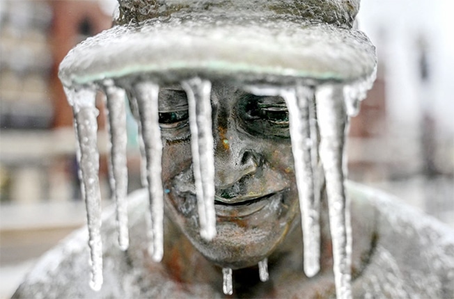 image US winter storm kills firefighter, knocks out power, grounds flights