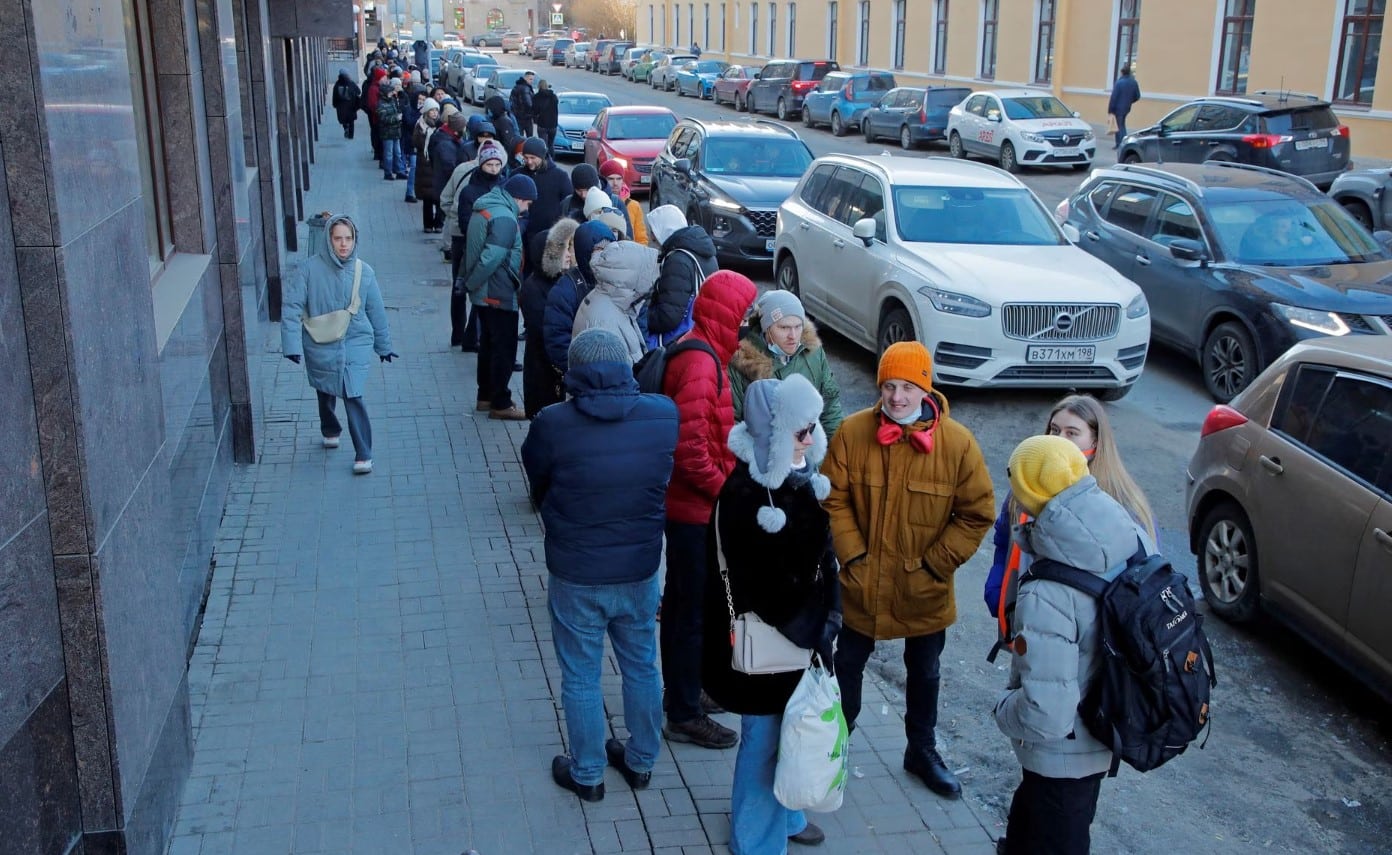 image How sanctions complicated day-to-day banking for Russians