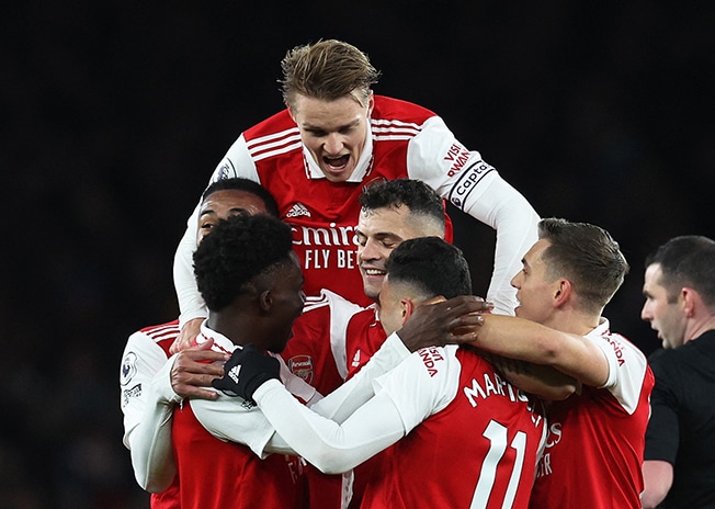image Arsenal thrash Everton to go five points clear