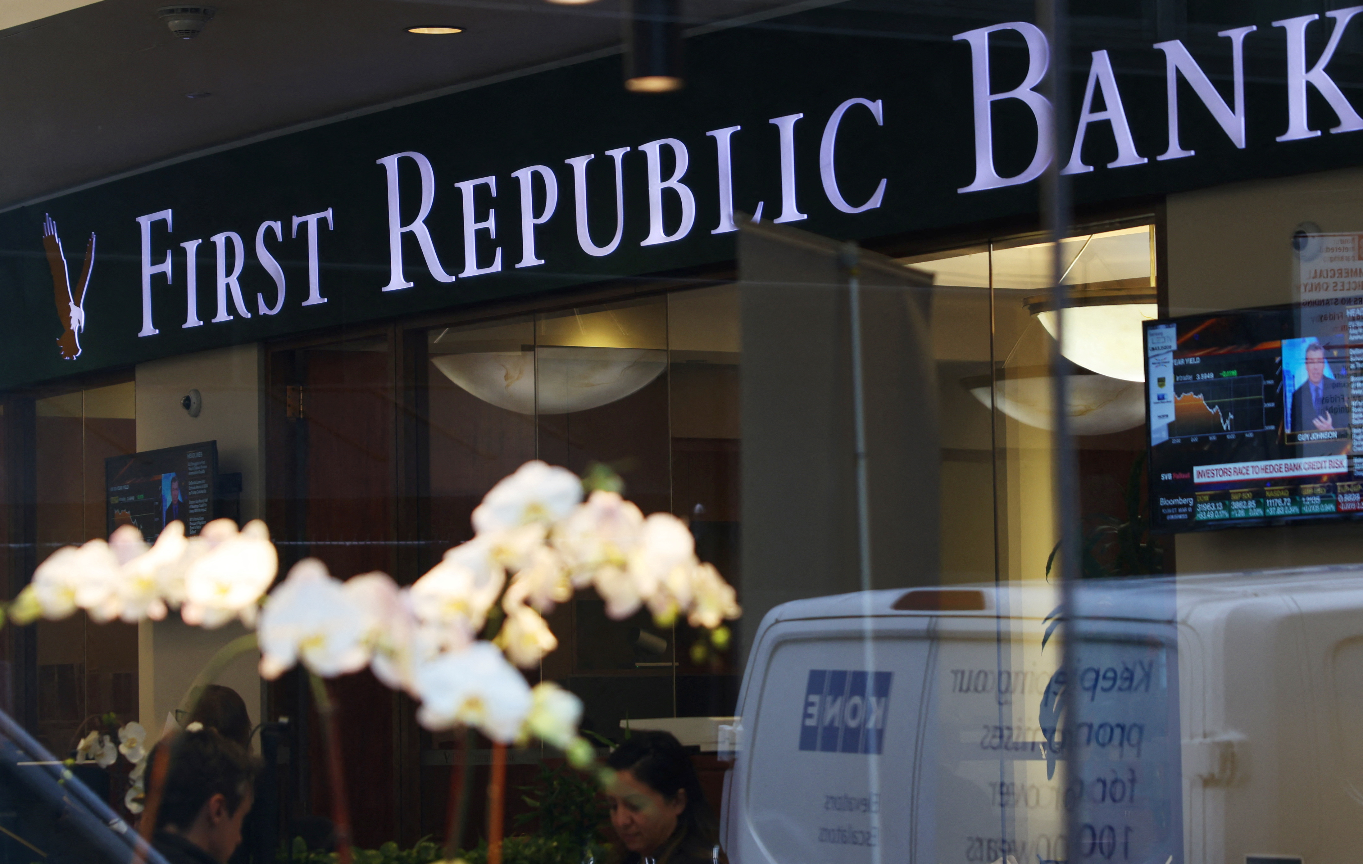 image Major US banks inject $30 bln to rescue First Republic Bank