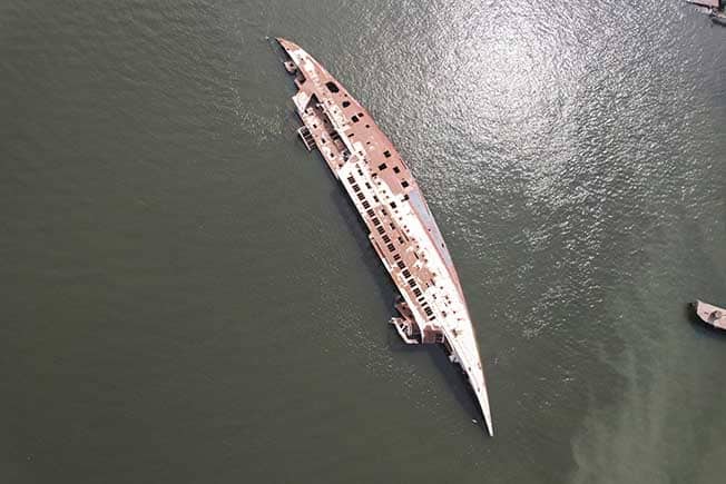 image Saddam&#8217;s rusting yacht serves as picnic spot for Iraqi fishermen
