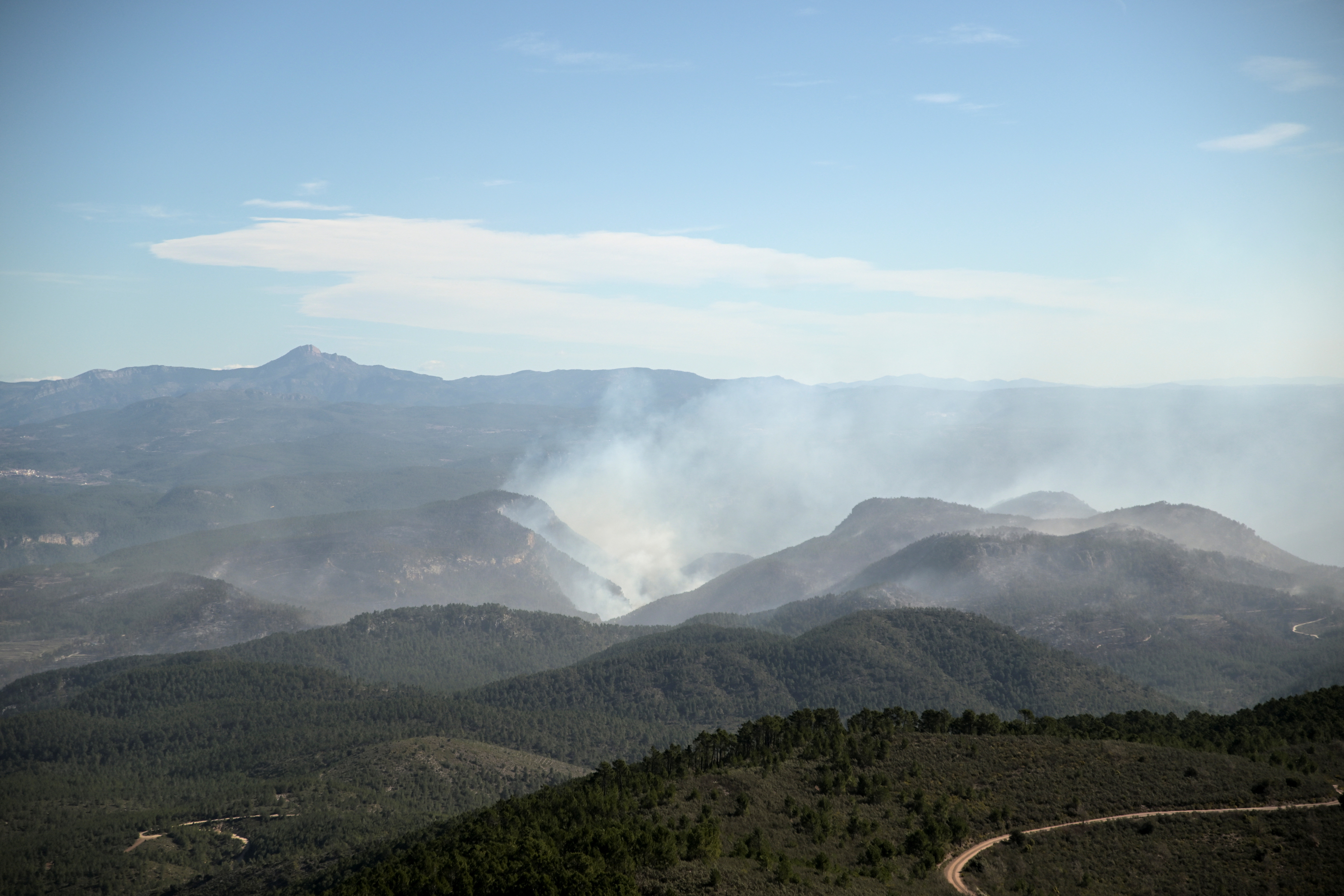 image Spain tells &#8216;fire tourists&#8217; to stay away from forest blaze