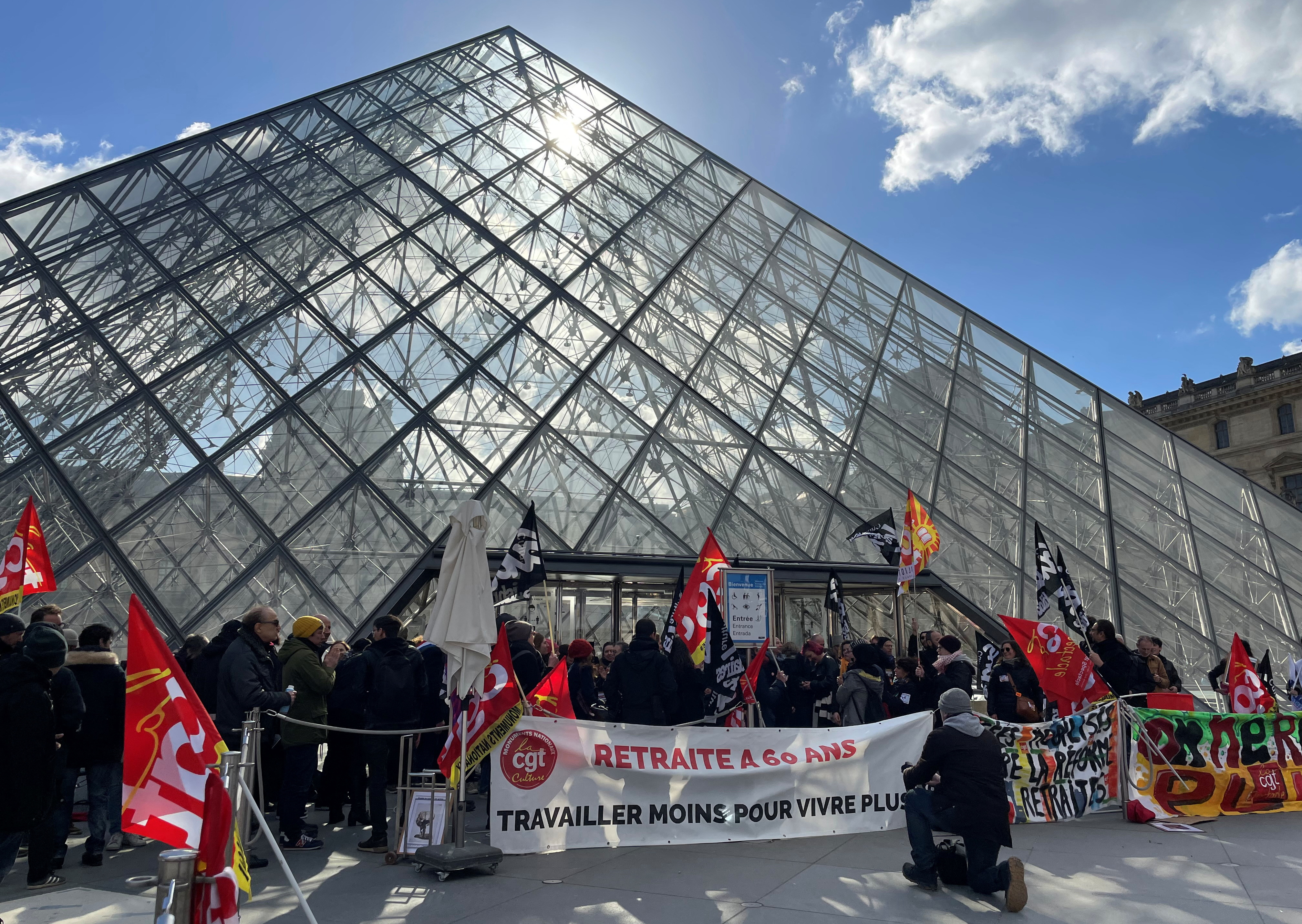 image French pension protest blocks entry to Louvre museum