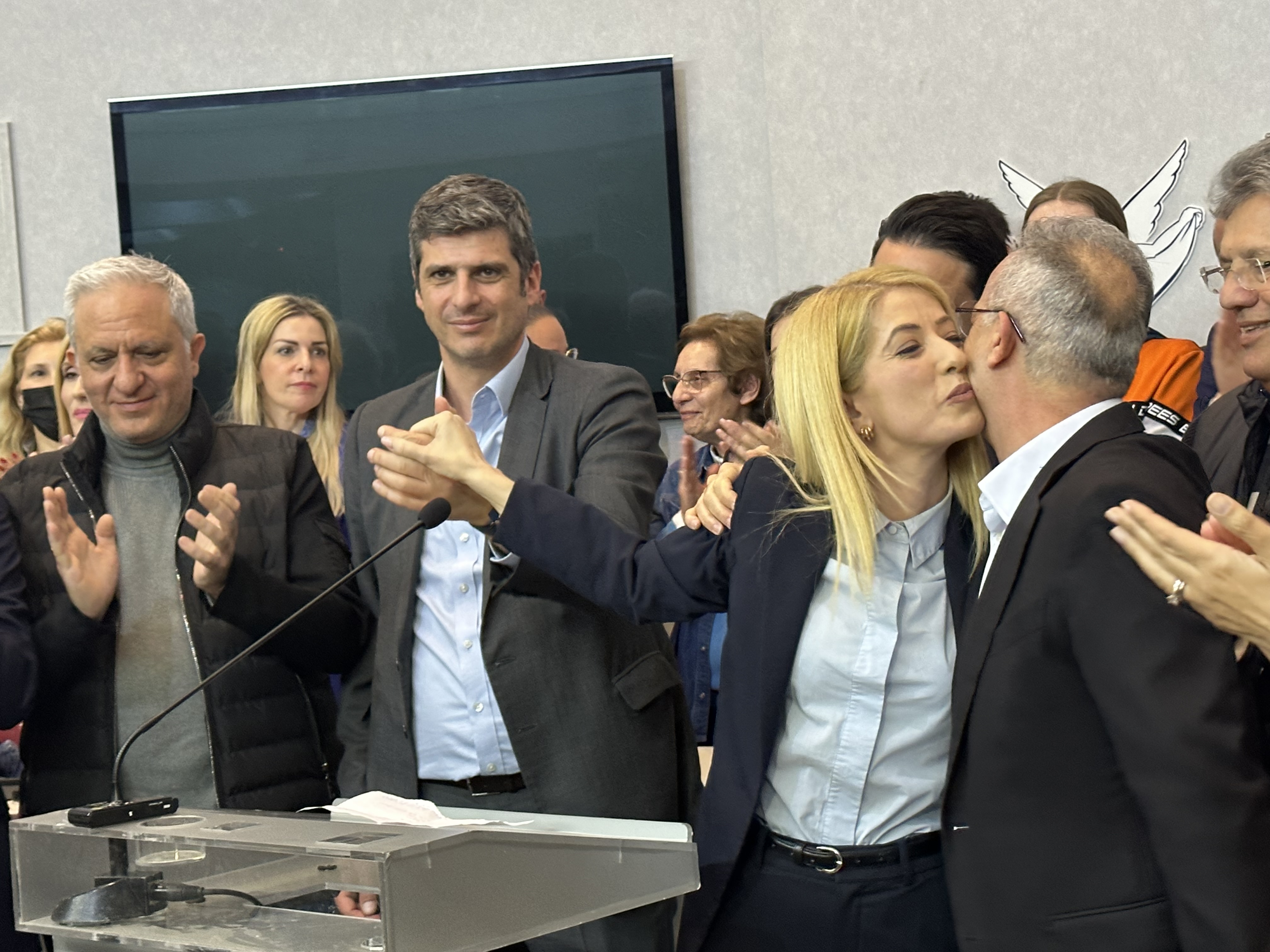 image Applause and flowers for new Disy leader