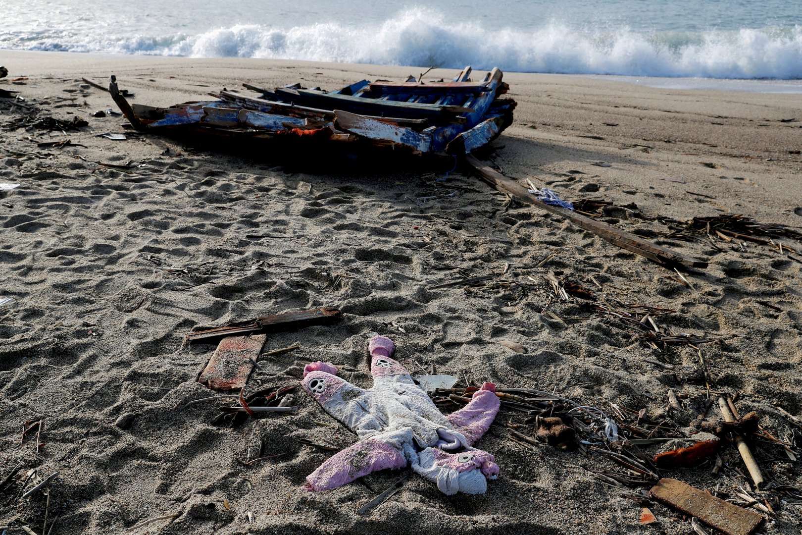 image More than 1,300 migrants brought ashore in Italy after multiple rescues