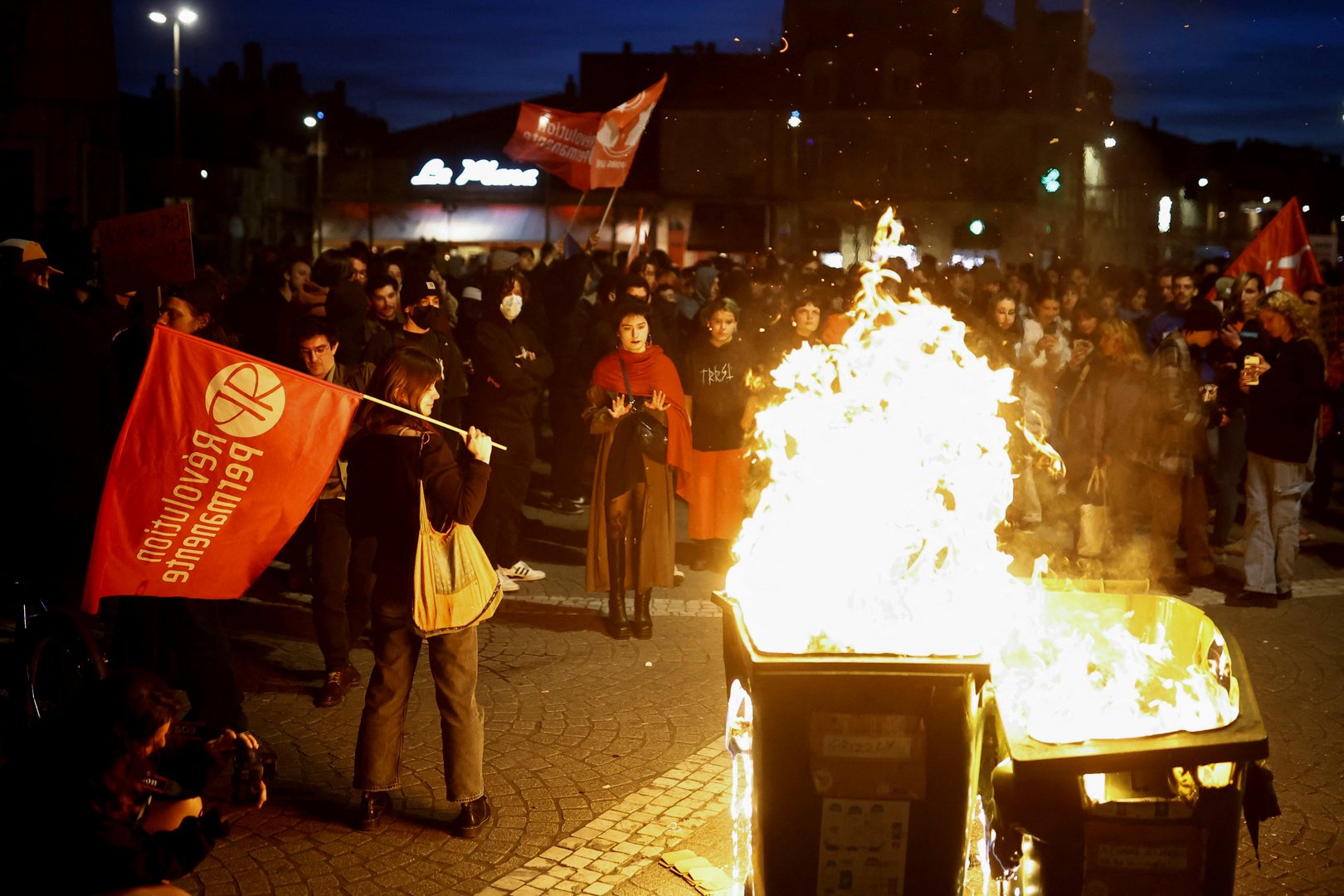 image Dozens arrested in French protests after government survives no-confidence vote (video)