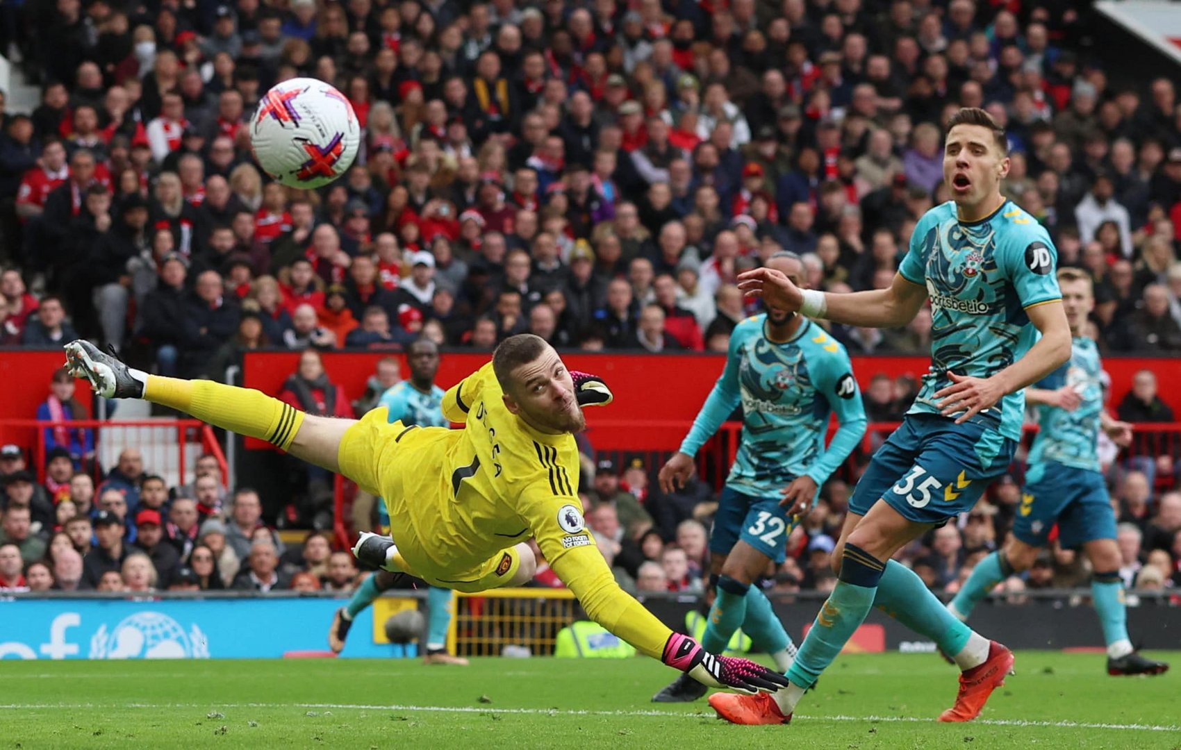 image Ten-man Manchester United held 0-0 by Southampton