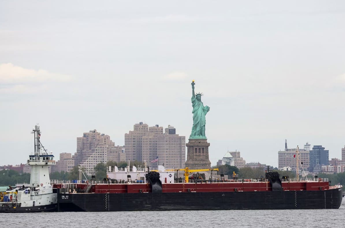 image Oil dips after Fed comments, US crude stock build