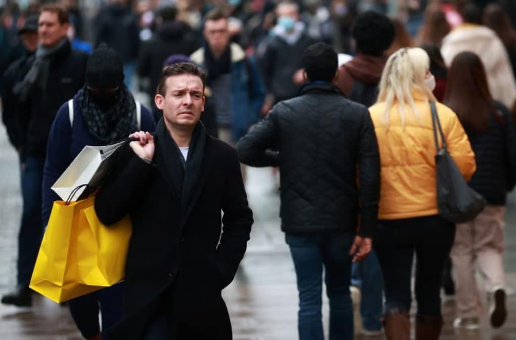 image British retail sales rebound despite cash-strapped consumers
