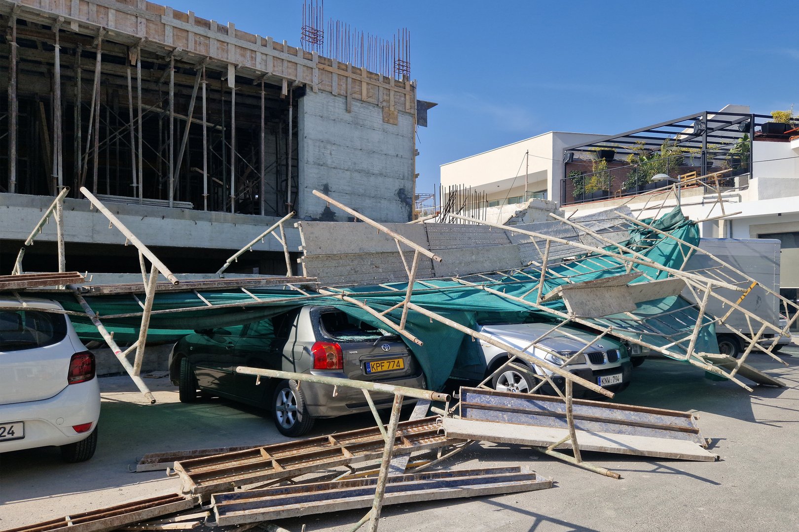 image Scaffolding collapses, 12 cars damaged