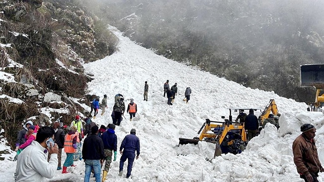 image India avalanche kills seven near Himalayan pass to Tibet
