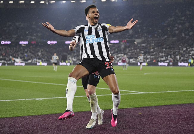 image Newcastle thrash West Ham, Man United back in top four