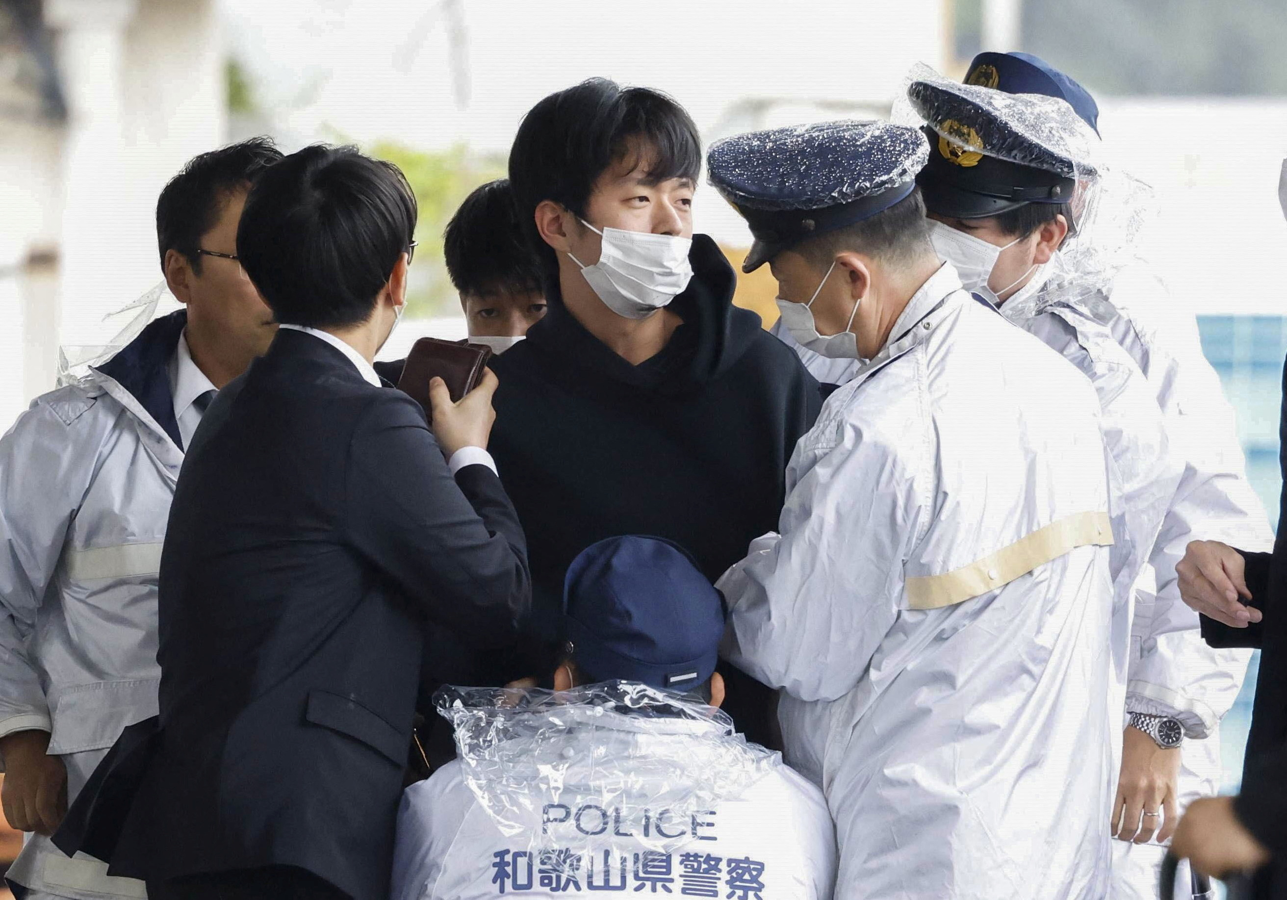 image Japan PM Kishida evacuated unhurt after explosion at speech (Updated)