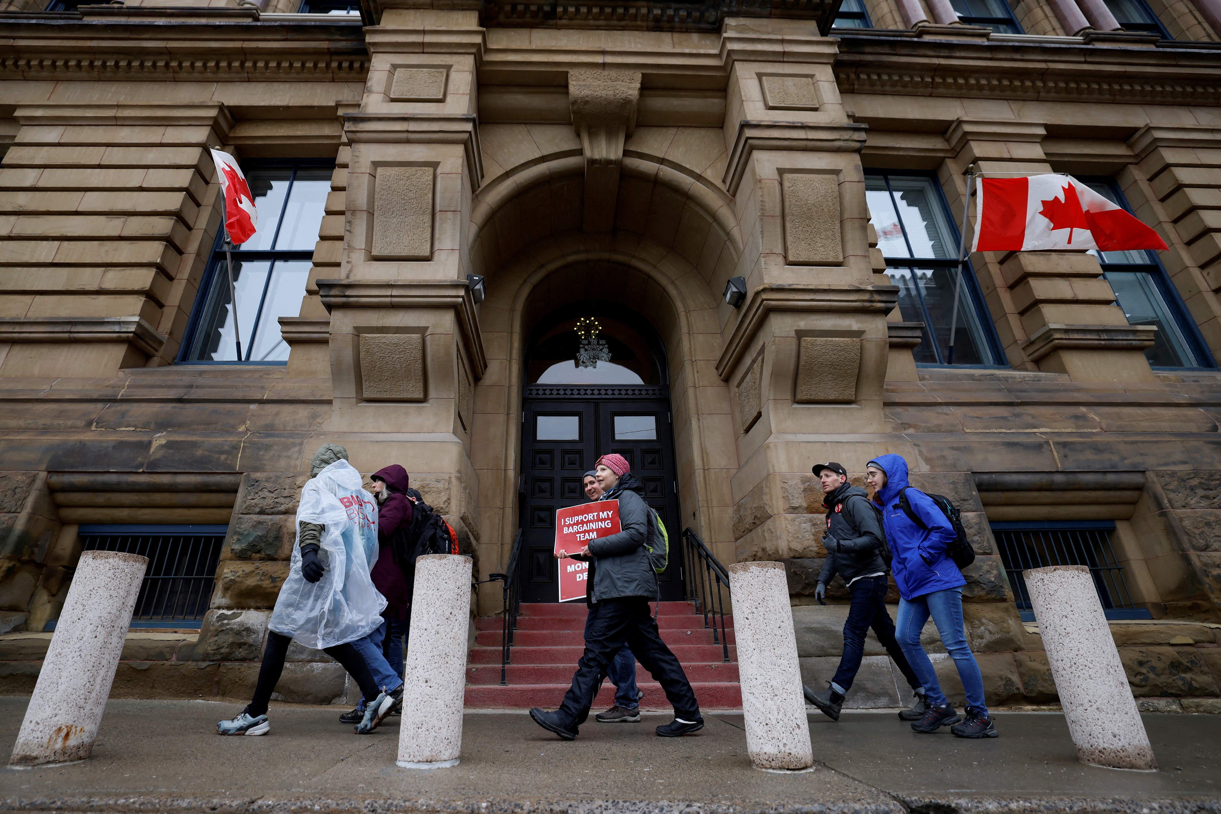 image Some Canadian workers in wage pact with govt to end strike from Monday