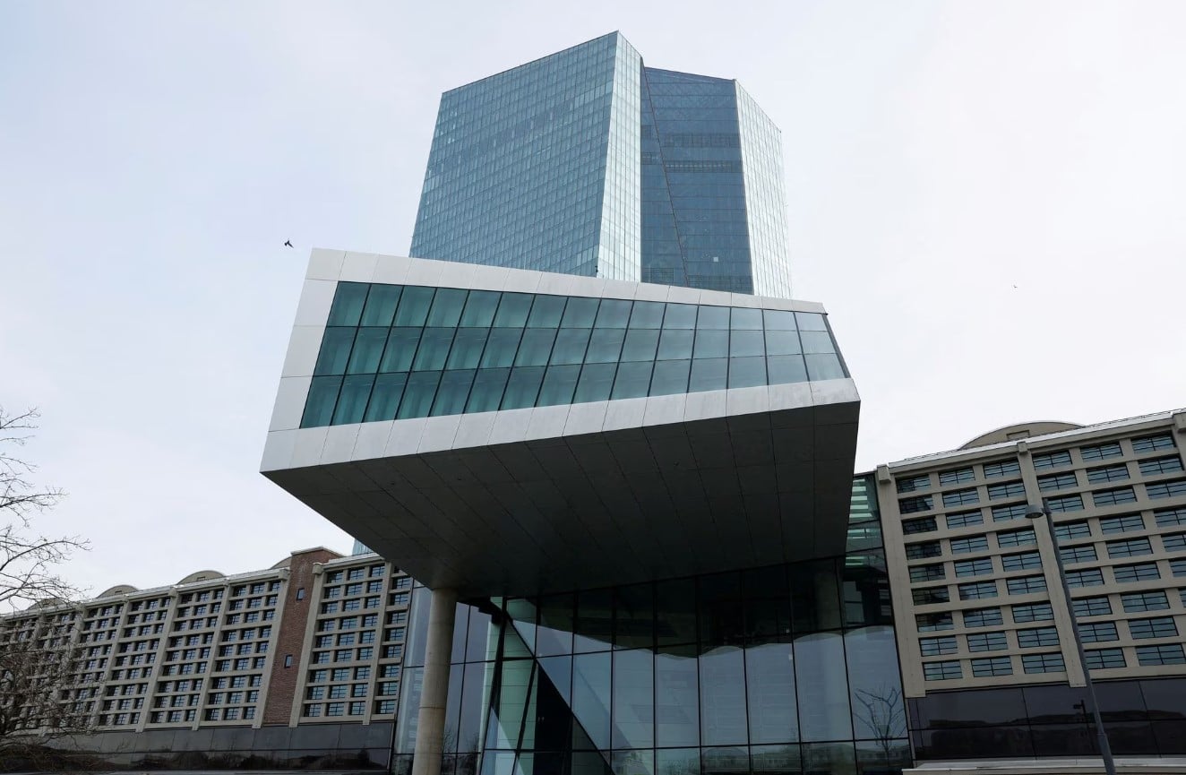 image EU should delay implementing some bank rules if US drags feet, Villeroy says