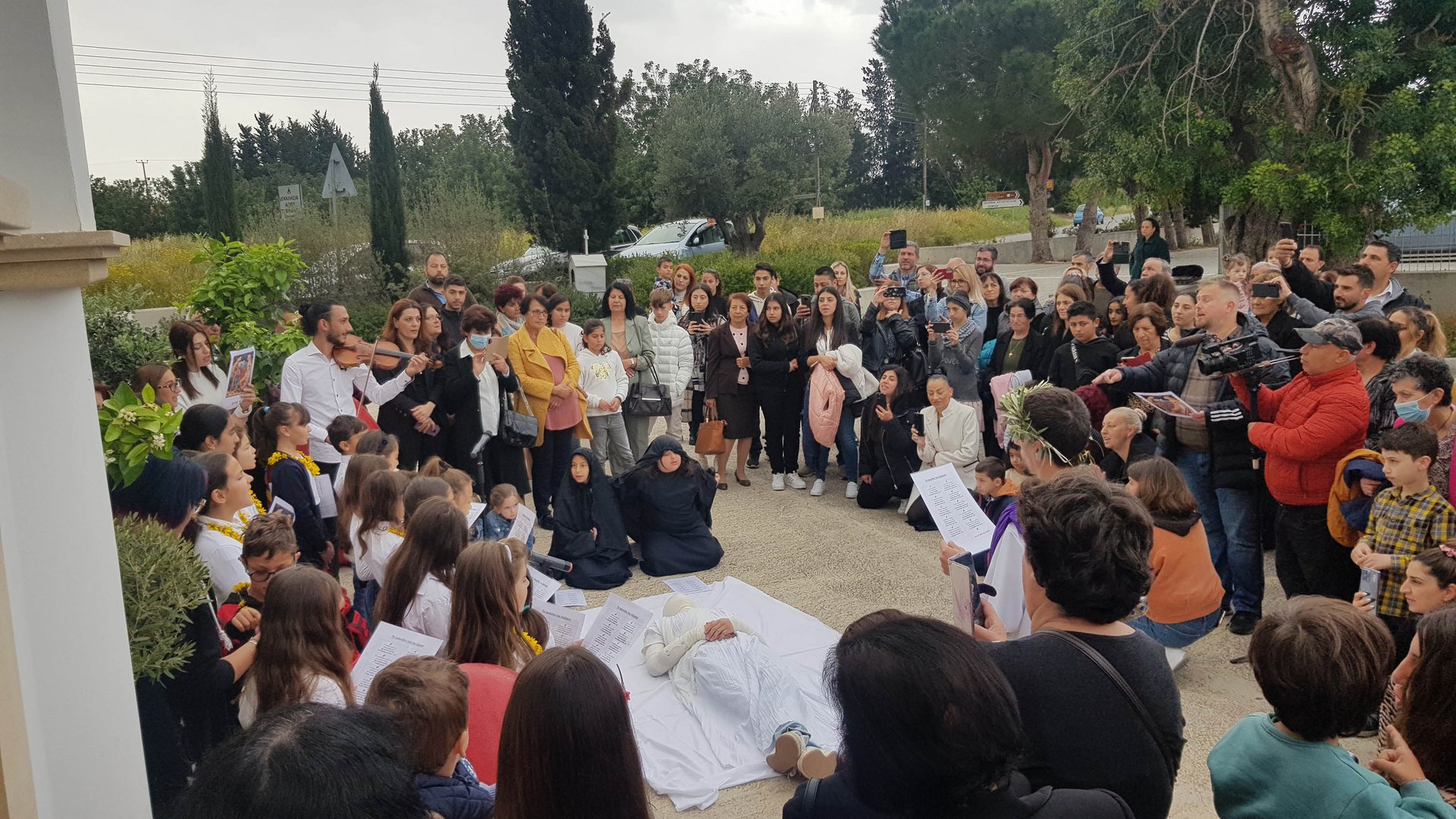 image Lemba re-enacts the resurrection of Lazarus