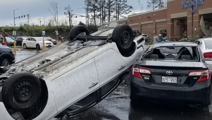 image Tornado pummels central Arkansas, killing at least 2, injuring dozens