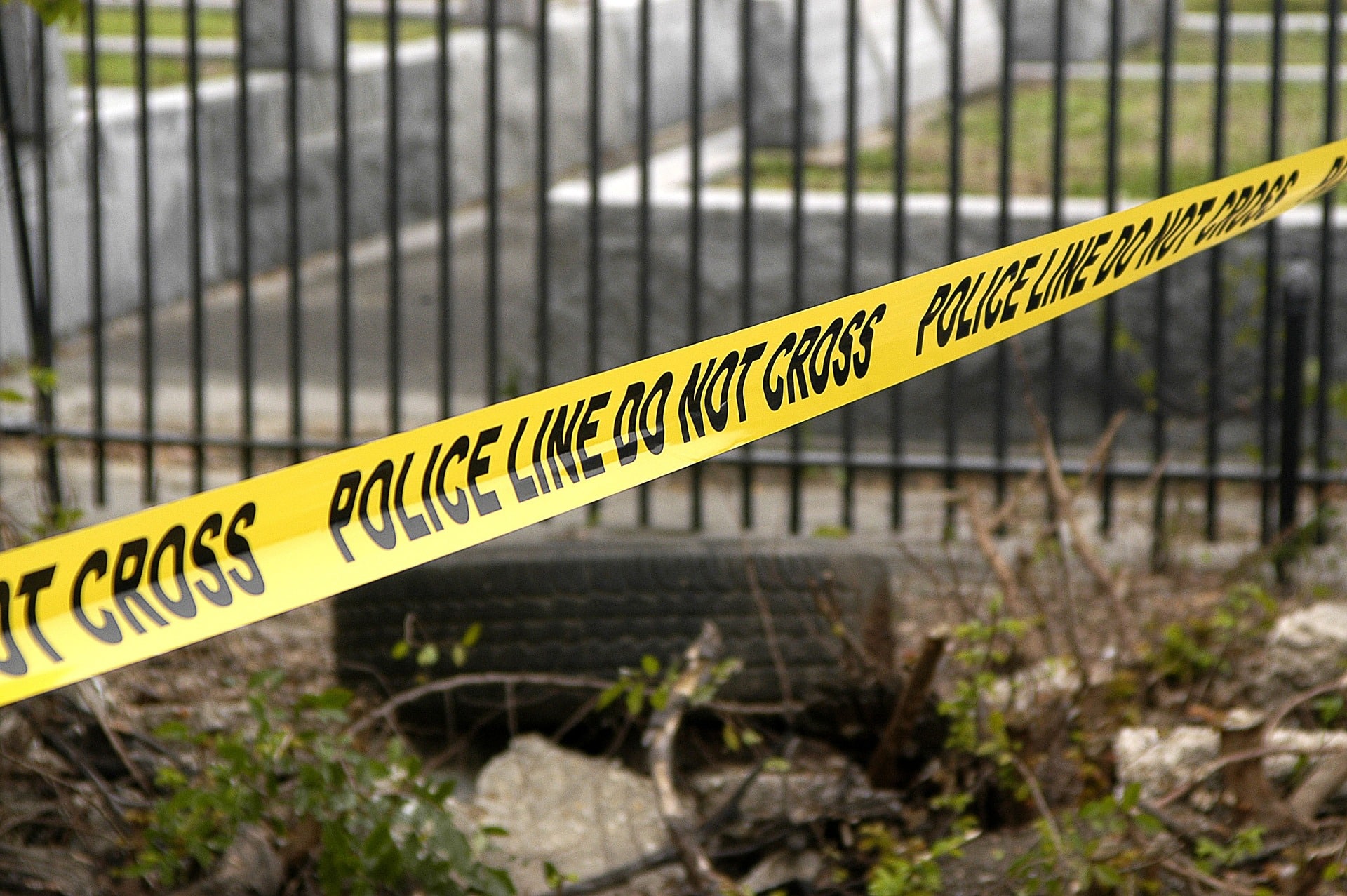 image 5 dead in Texas shooting, armed suspect on the loose