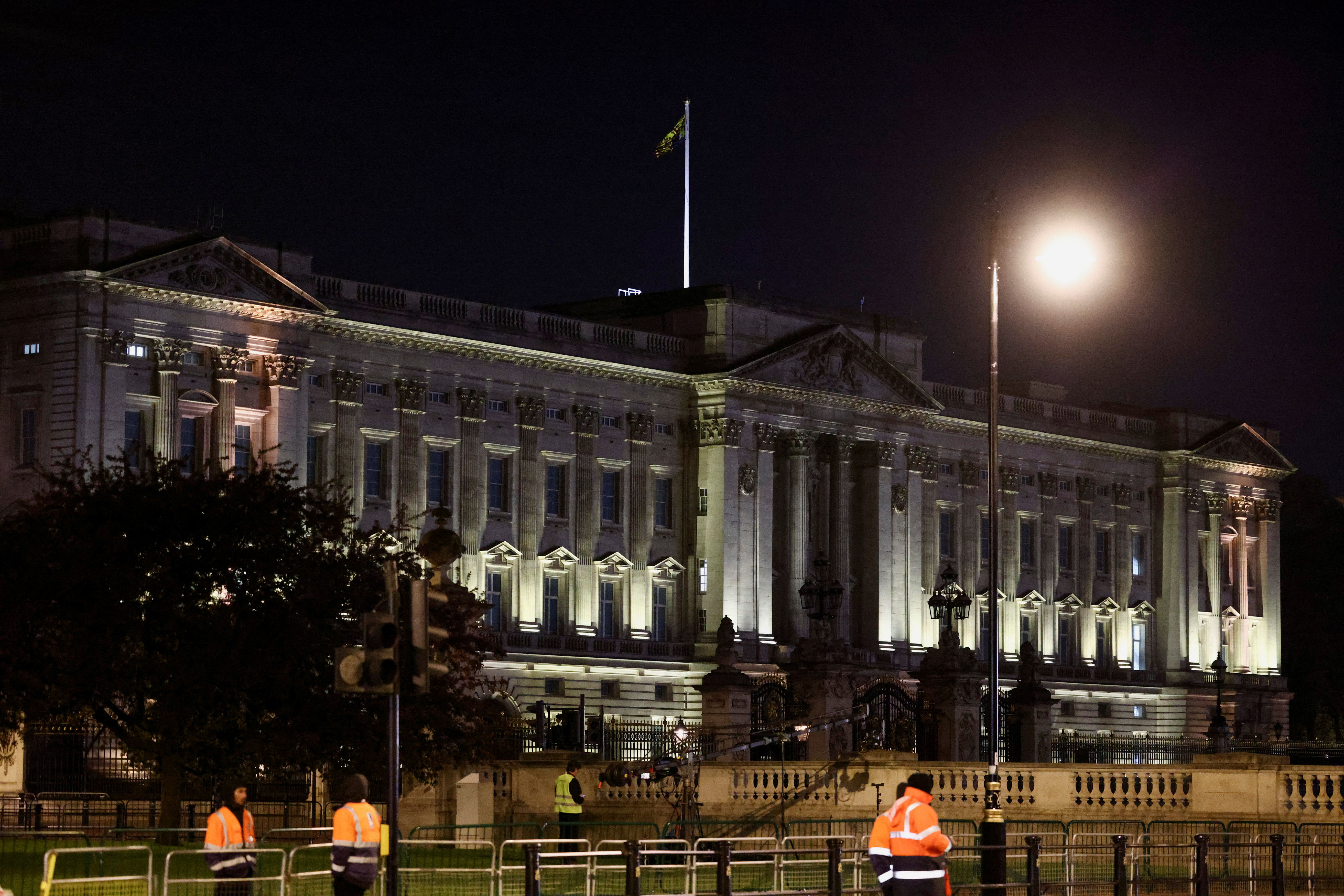image Man arrested outside Buckingham Palace, police conduct controlled explosion