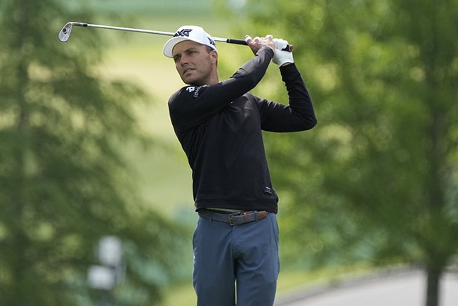 image Cole leads PGA Championship, chased by pack of major winners