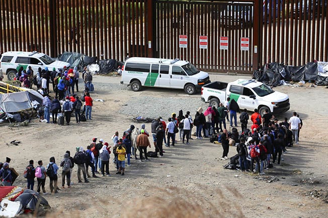 image Hundreds of migrants amass near US-Mexico wall with COVID ban set to end