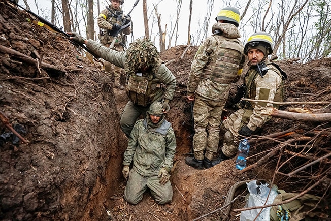 image Russian forces in retreat near Bakhmut, Ukraine and Wagner say