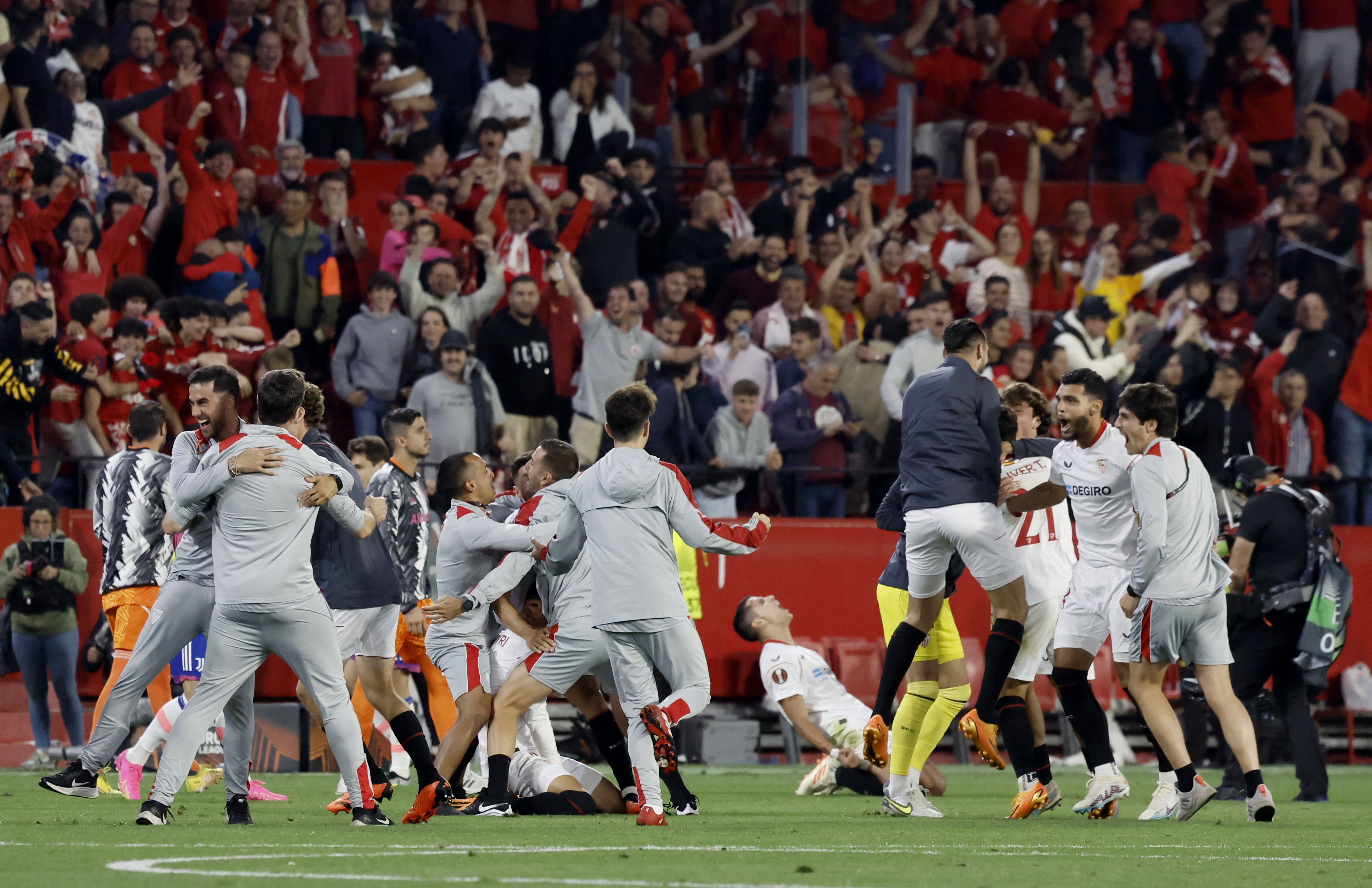 image Sevilla fight back to beat Juve, meet Roma in final