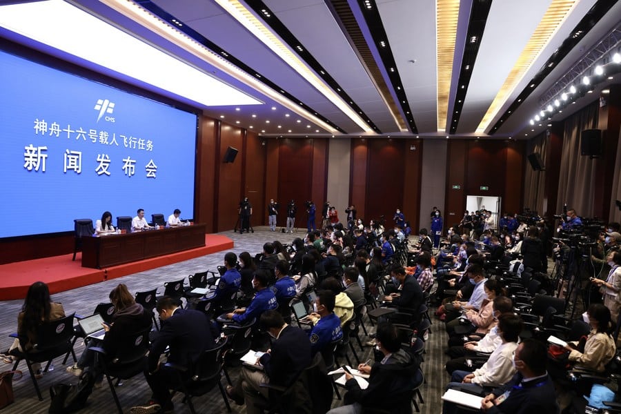 image China to realize manned lunar landing by 2030