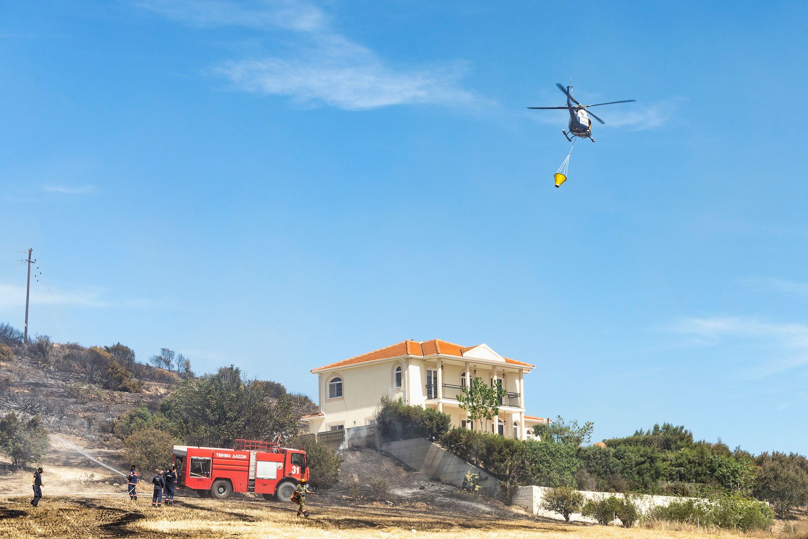 image Firefighters subdue blaze near Limassol-Nicosia highway (Updated)