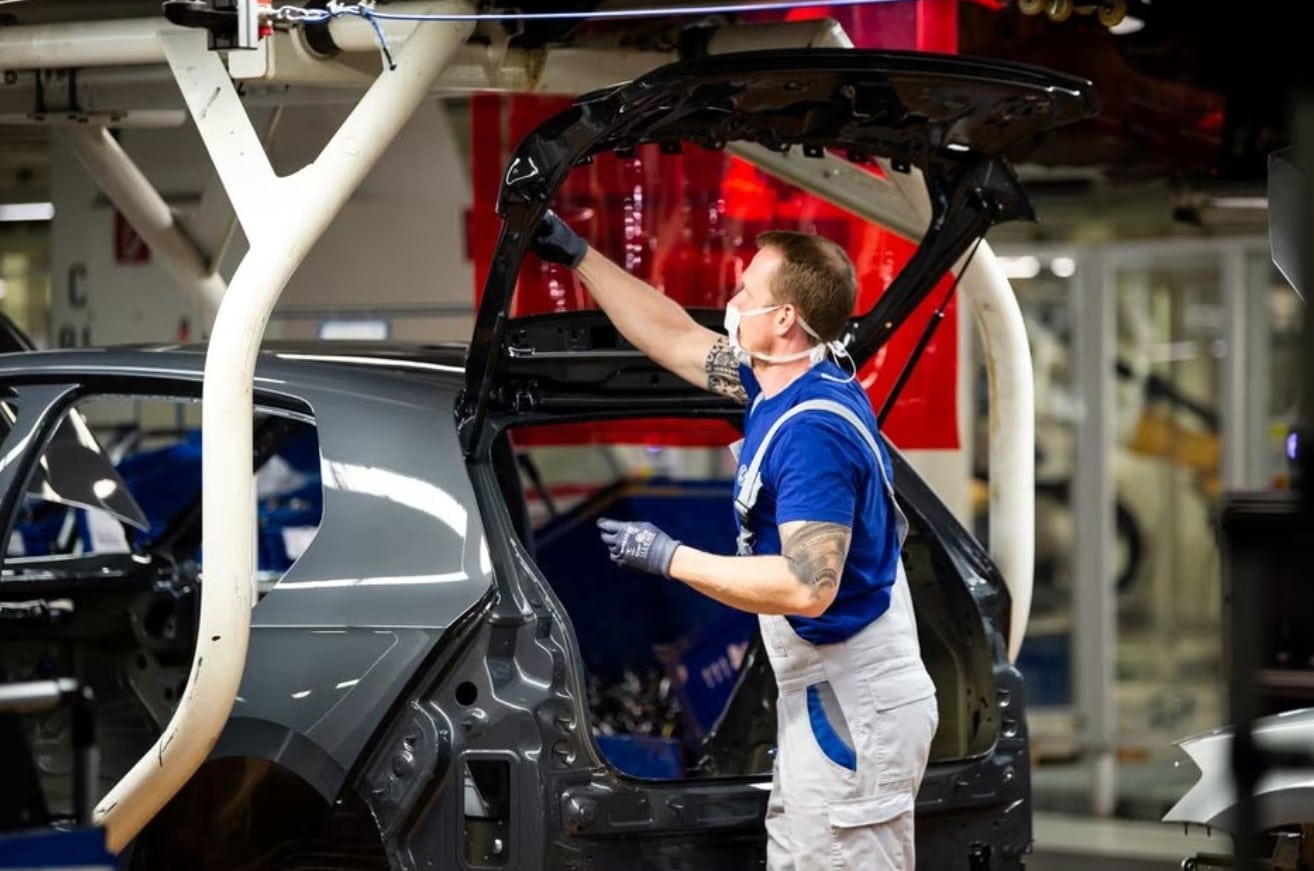 image German industrial output slumps, recession fears rise
