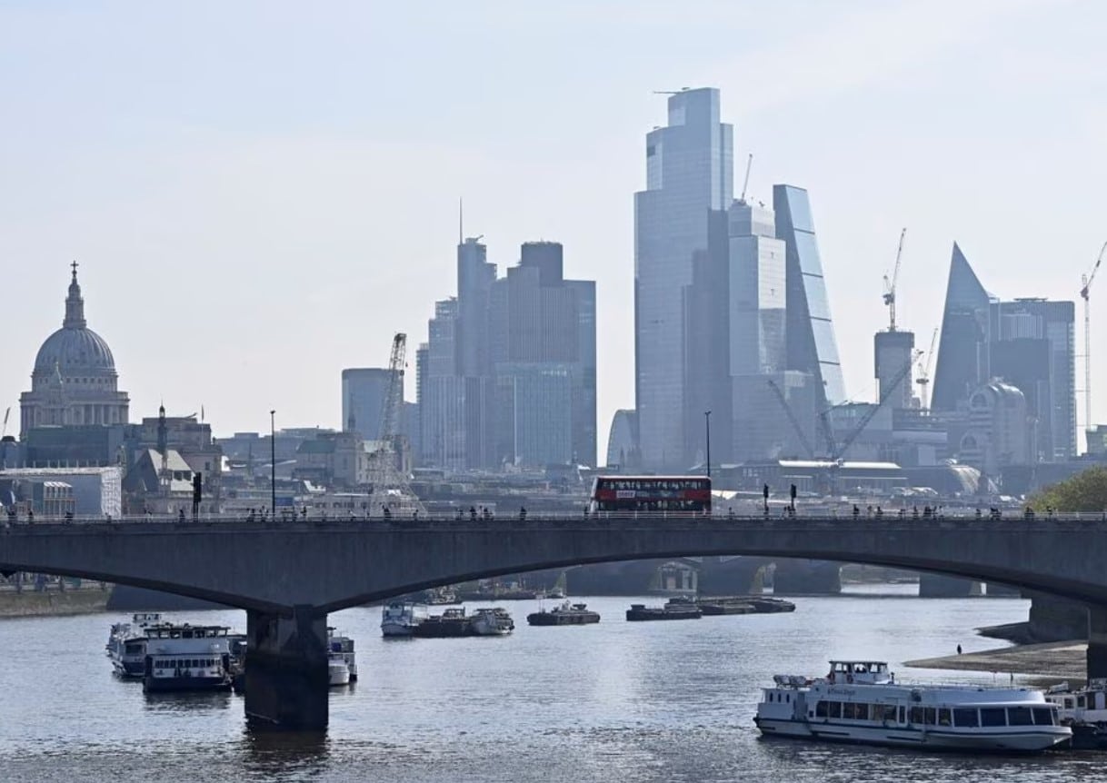 image Britain&#8217;s dominant services sector rebounds, cost burdens persist