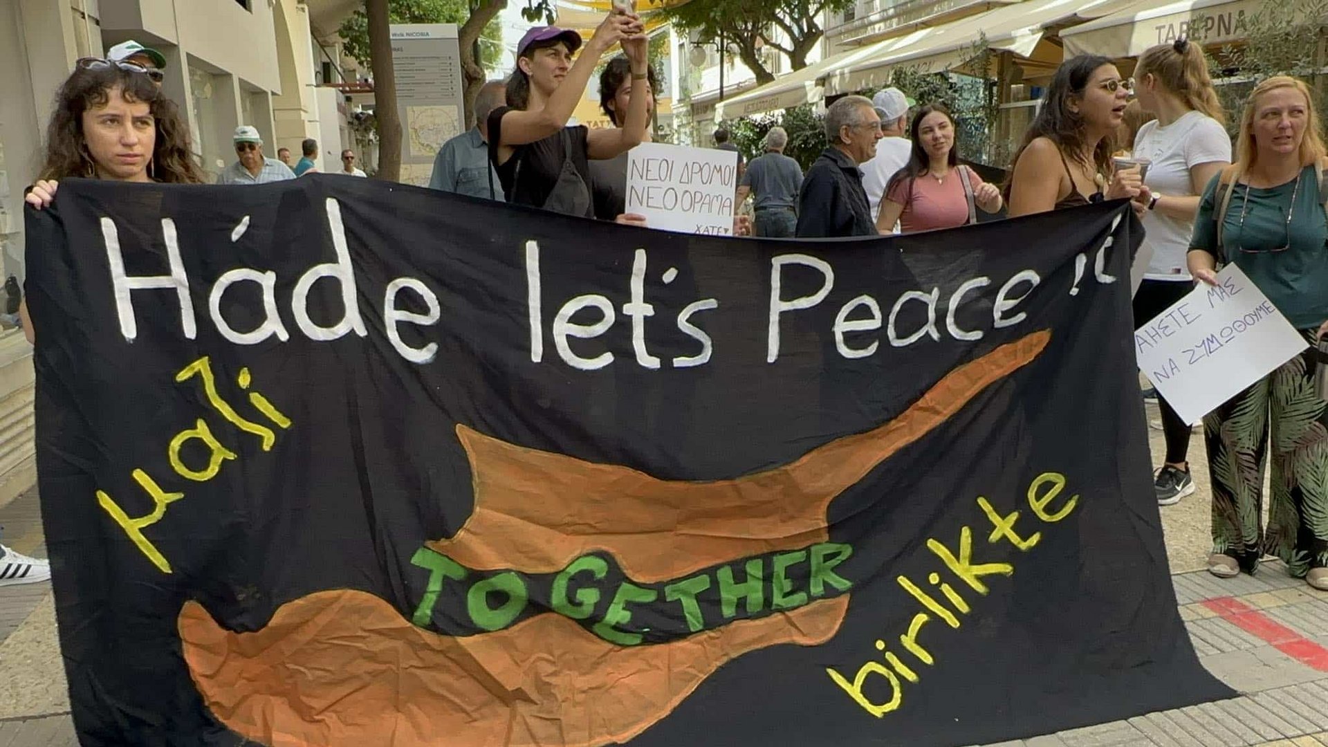image Greek Cypriots and Turkish Cypriots unite to demand new crossings