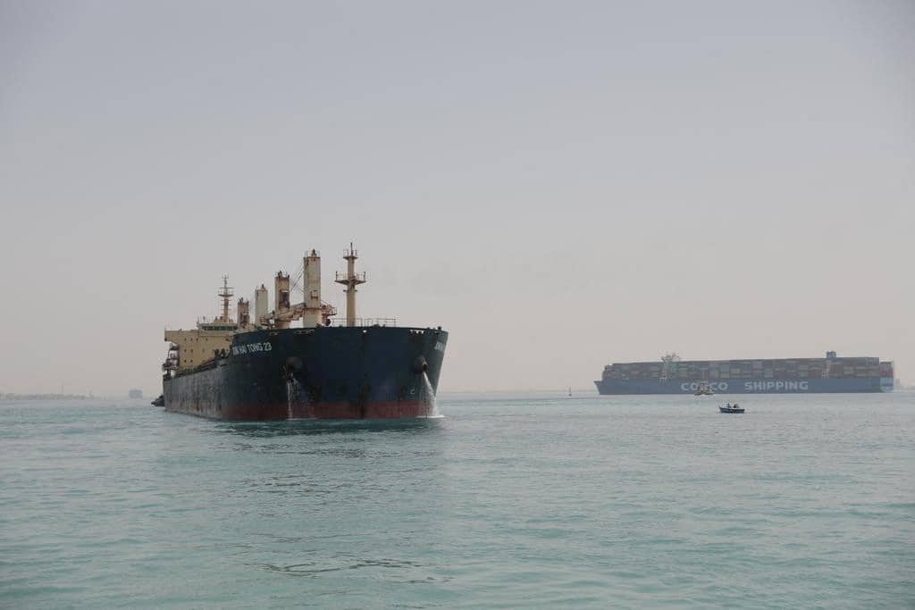 image Egypt deploys 3 tugboats to tow oil tanker after it breaks down in Suez Canal (update)