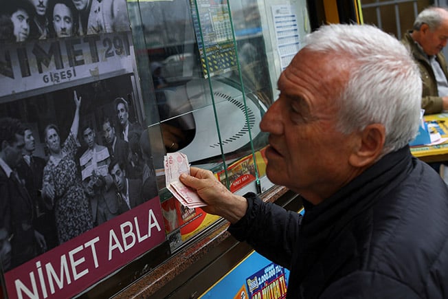 image Turkey&#8217;s lira hits new low after bank rules&#8217; rollback