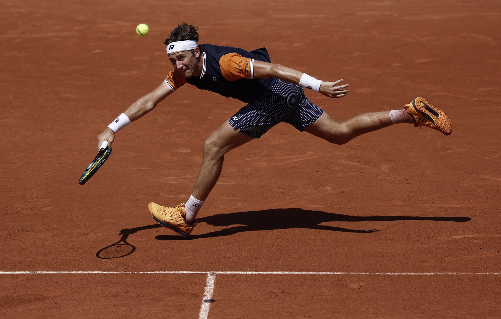 image Ruud roars, Jabeur and Swiatek soar into French Open quarters