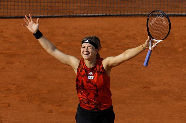 image Muchova stuns Sabalenka to move into French Open final