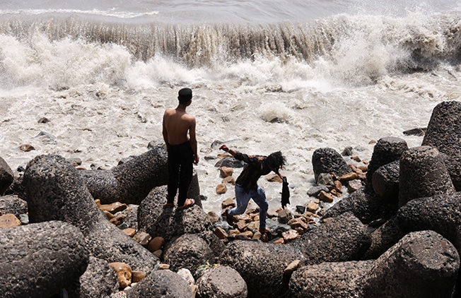 image India, Pakistan evacuate over 180,000 people as cyclone approaches
