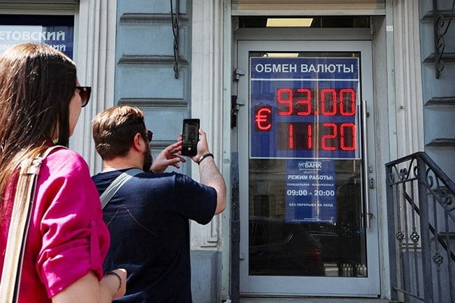 image Rouble pares losses after slumping to 15-month low