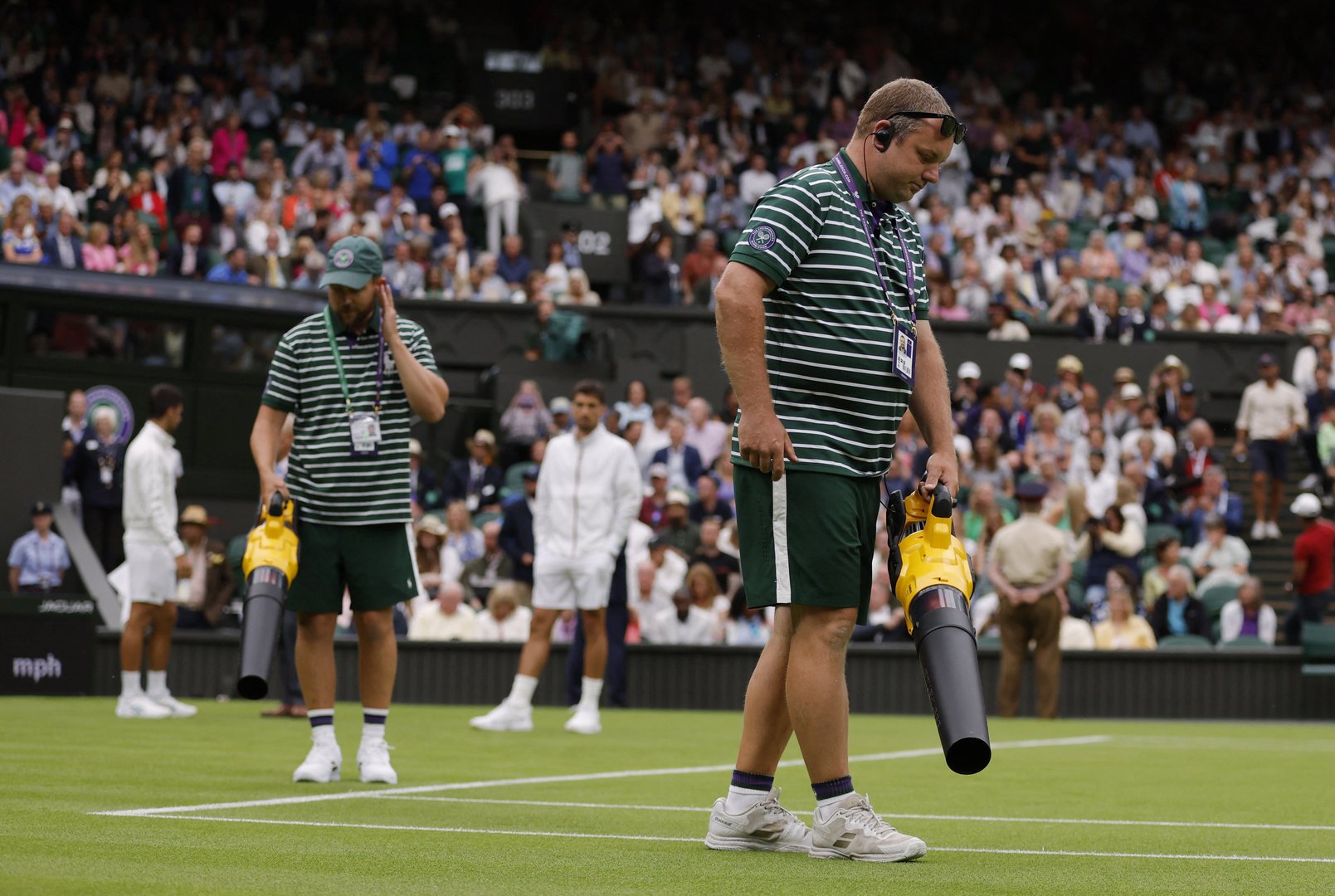 image Djokovic, Swiatek begin title quests with easy wins at rain-hit