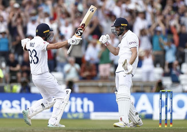 image England win thriller to keep Ashes series alive