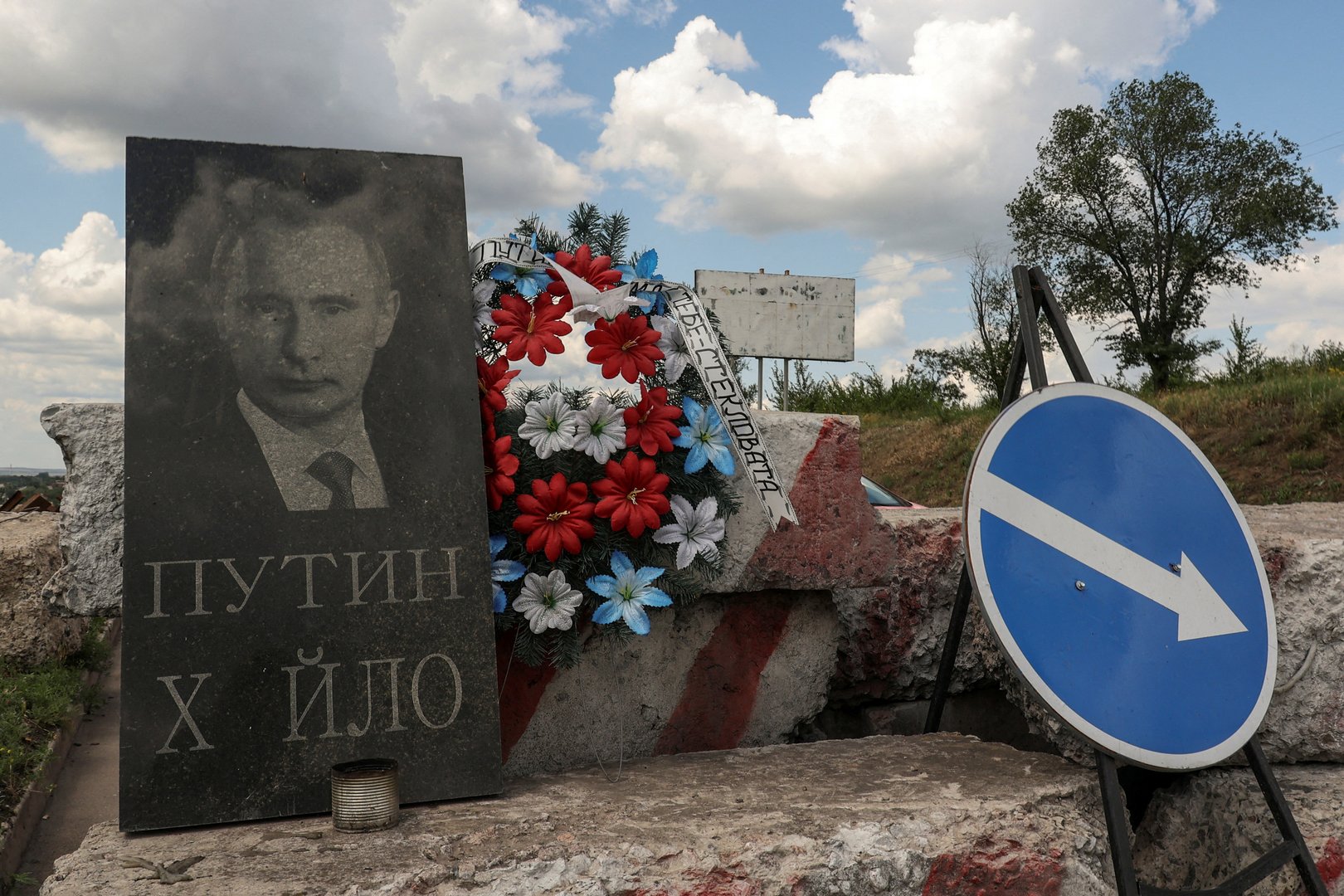 image Russian attack on humanitarian aid point kills seven, Ukraine says