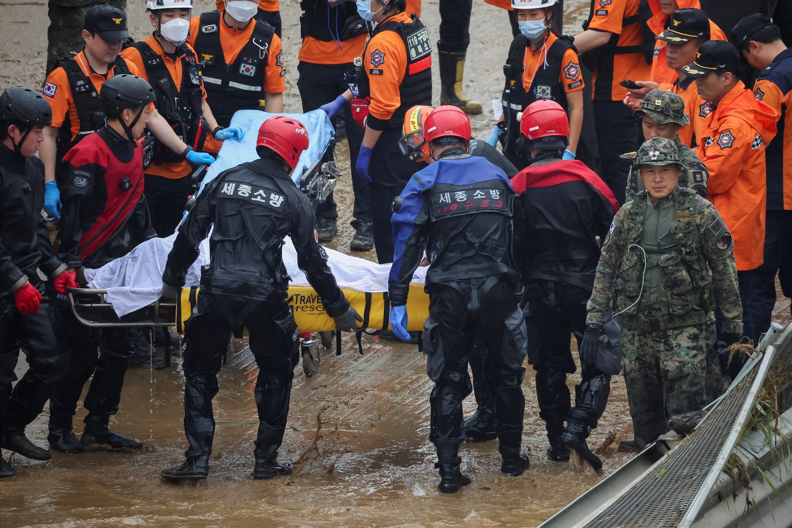 image Rescuers retrieve eight bodies from flooded South Korea underpass