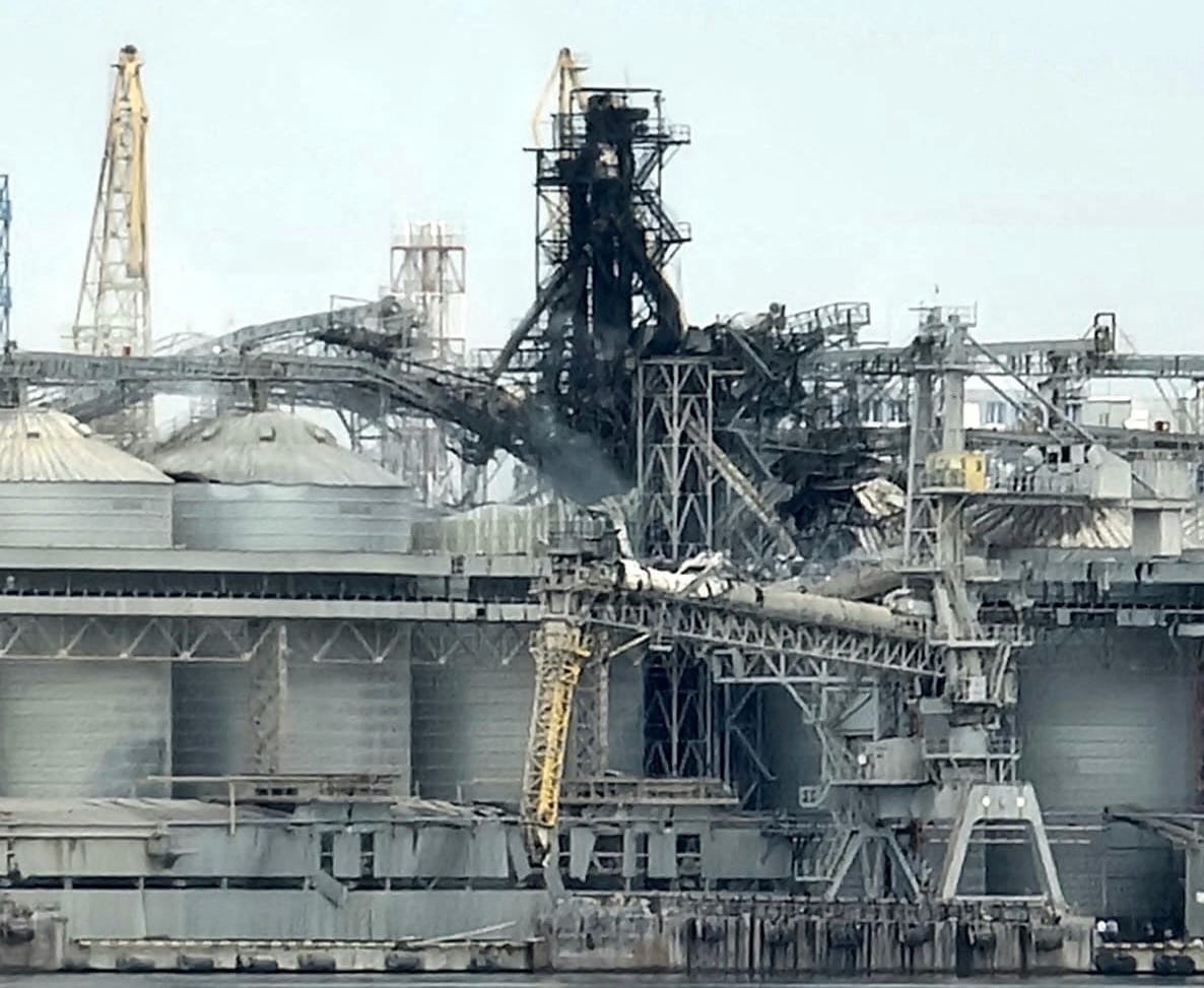 image Russia bombards Ukraine ports, threatens ships, jolting world grain markets