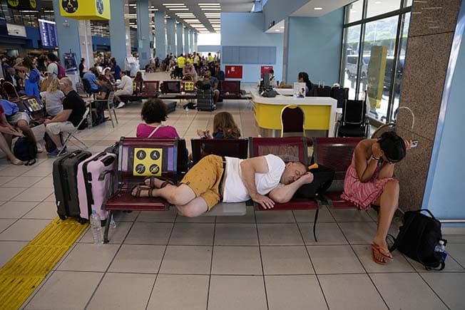 image Tourists flown home as wildfires rage on Greek islands
