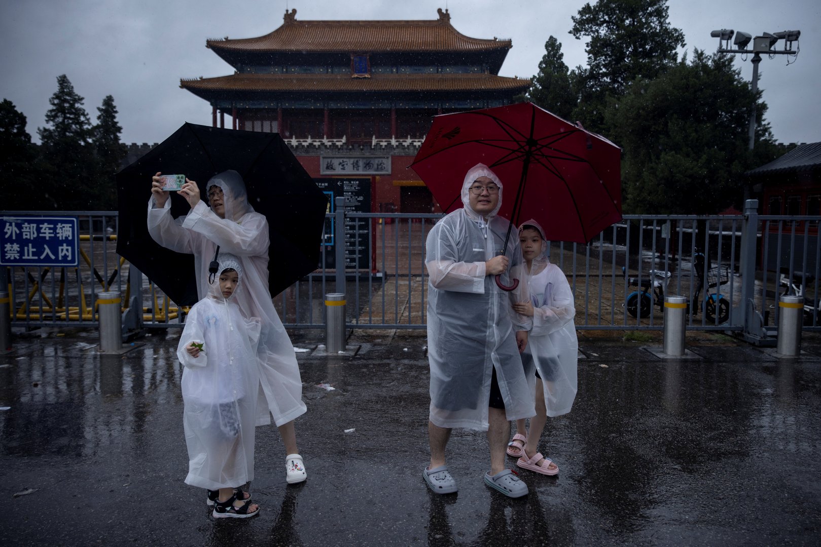 image Typhoon Doksuri: Thousands flee homes as heavy rain lashes China&#8217;s capital
